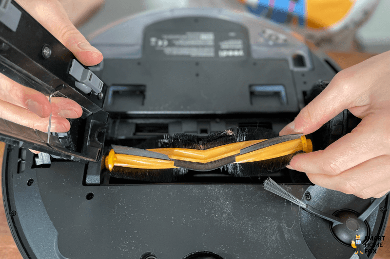 Kombibürste aus Silikon und Borsten des Yeedi Vac Hybrids wird aus der Bürstenhalterung entnommen